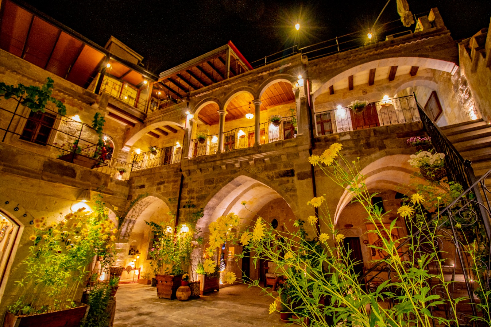 aren-cave-hotel-art-gallery-pengalaman-menginap-unik-dan-artistik