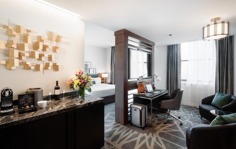 hotel-terbaik-di-chicago-londonhouse-curio-collection-hilton