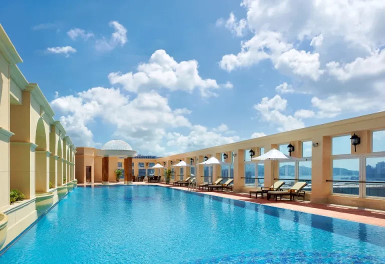 menikmati-pengalaman-menginap-di-hotel-terbaik-the-royal-garden