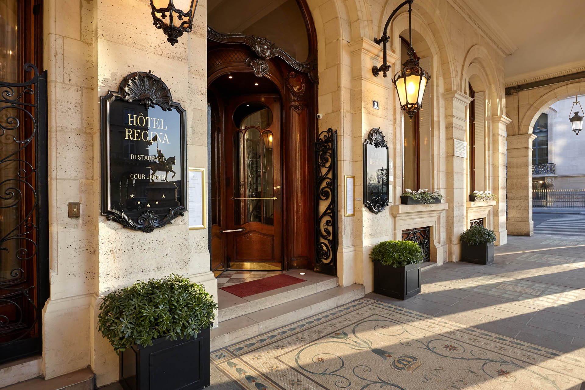 hotel-hotel-regina-louvre-penginapan-nyaman-di-dekat-landmark-paris