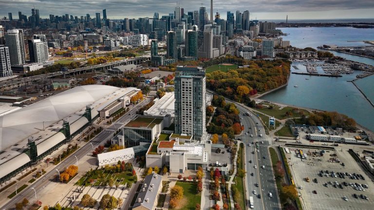 hotel-hotel-x-toronto-hotel-destination-by-hyatt-yang-menarik