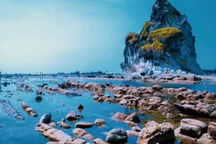 keindahan-pantai-sawarna-surga-tersembunyi-di-banten