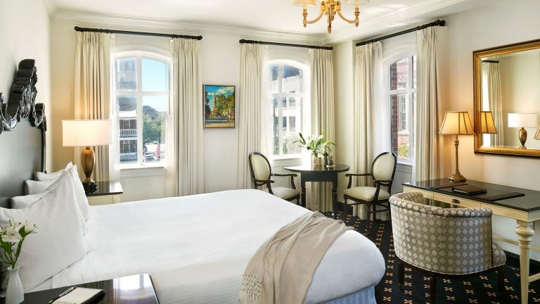 penginapan-elegan-di-hotel-french-quarter-inn-charleston